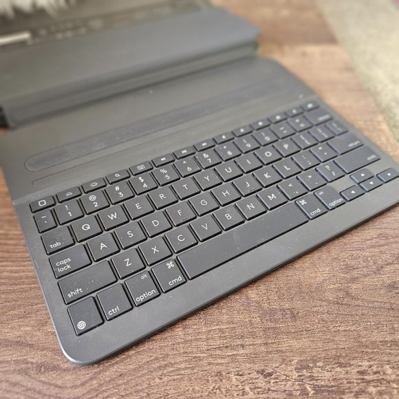 Logitech Slim Folio Pro Backlit Keyboard Bluetooth Case iPad Pro 11", Black - Picture 3 of 8